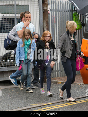 Spellbound il "Gran Bretagna's Got Talent' concorrenti presso gli studi televisivi davanti alla seconda live semi finale stasera. Foto Stock