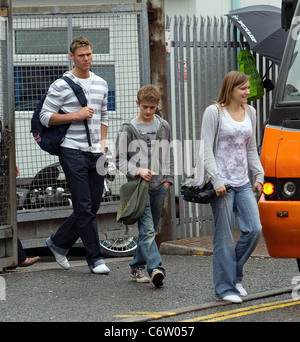 Spellbound il "Gran Bretagna's Got Talent' concorrenti presso gli studi televisivi davanti alla seconda live semi finale stasera. Foto Stock