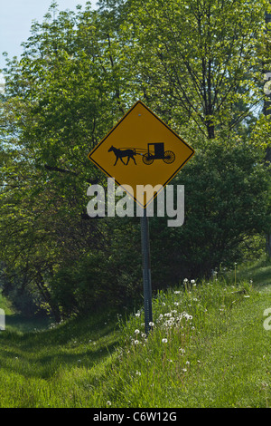 Cartello segnaletico Amish Buggy sulla strada in OHIO OH vivere la vita quotidiana in campagna nessuno in OHIO Stati Uniti verticale ad alta risoluzione degli Stati Uniti Foto Stock