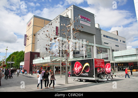 Queensmere centro commerciale e cinema Empire, High Street, Slough, Berkshire, Inghilterra, Regno Unito Foto Stock