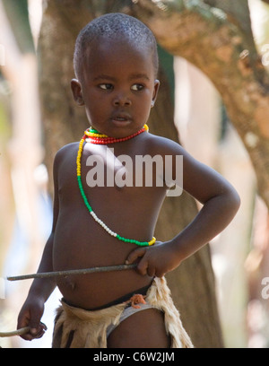 Zulu boy in costume tradizionale Foto Stock
