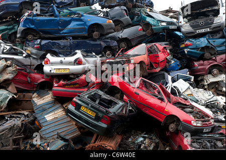 I rottami di automobili in un metallo di scarto cantiere che sarà frantumato e riciclati. Foto Stock