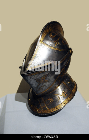 Cavaliere medievale casco- una corazza mostra al Metropolitan Museum of Art di New York City STATI UNITI D'AMERICA Foto Stock