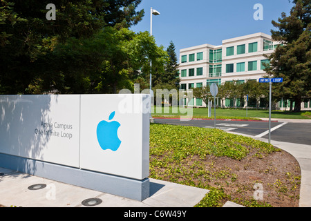 Logo Apple al di fuori di Apple incorporato è la sede aziendale a 1-6 Infinite Loop, Cupertino, California, Stati Uniti d'America. JMH5191 Foto Stock