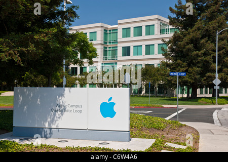 Logo Apple al di fuori di Apple incorporato è la sede aziendale a 1-6 Infinite Loop, Cupertino, California, Stati Uniti d'America. JMH5192 Foto Stock