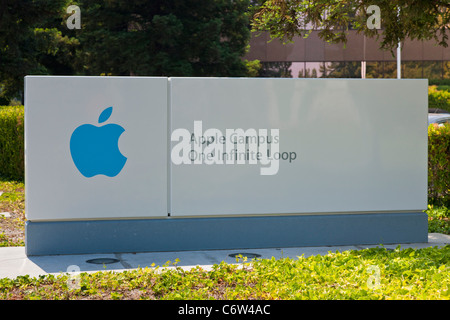 Logo Apple al di fuori di Apple incorporato è la sede aziendale a 1-6 Infinite Loop, Cupertino, California, Stati Uniti d'America. JMH5193 Foto Stock