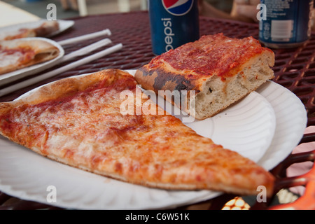 New York fetta regolare e una piazza napoletana pizza a Spumoni Garderns nella città di New York borough di Brooklyn Foto Stock