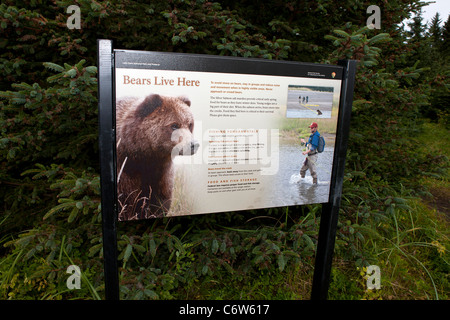 Parco nazionale di servizio avviso di segno di North American orso bruno, il Parco Nazionale del Lago Clark, Alaska, Stati Uniti d'America Foto Stock