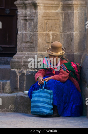 Donna Peruviana in un mercato in Cusco Peru Foto Stock