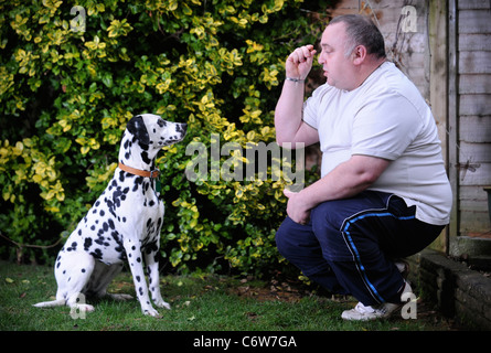 Un uomo della formazione il suo dalmata cane REGNO UNITO Foto Stock