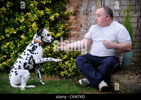 Un uomo della formazione il suo dalmata cane REGNO UNITO Foto Stock