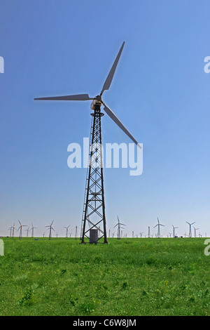 Turbina eolica oltre il cielo blu Foto Stock