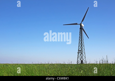 Turbina eolica oltre il cielo blu Foto Stock