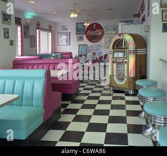 Interno del signor D'z Diner, Kingman, Arizona, con classico jukebox. Foto Stock