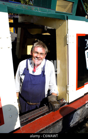 Storico tradizionale lavoro Josher narrowboat Presidente ormeggiato sul Trent e Mersey Canal durante il 2011 le vie navigabili interne Foto Stock