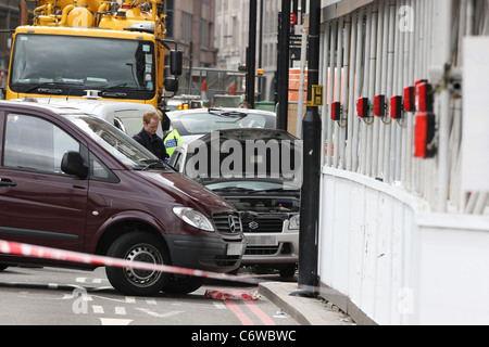 Gli impiegati nella zona est di Londra sono stati evacuati da edifici vicini mentre Aldgate East Stazione della metropolitana è stata chiusa dopo Foto Stock