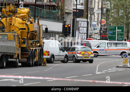 Gli impiegati nella zona est di Londra sono stati evacuati da edifici vicini mentre Aldgate East Stazione della metropolitana è stata chiusa dopo Foto Stock