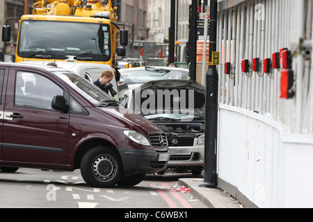 Gli impiegati nella zona est di Londra sono stati evacuati da edifici vicini mentre Aldgate East Stazione della metropolitana è stata chiusa dopo Foto Stock