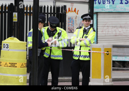 Gli impiegati nella zona est di Londra sono stati evacuati da edifici vicini mentre Aldgate East Stazione della metropolitana è stata chiusa dopo Foto Stock