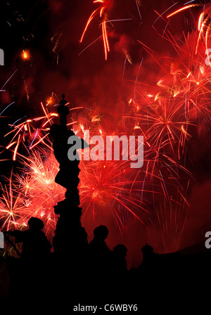 Silhouette di Ross Fontana, Princess Gardens, Edimburgo, con colorati fuochi d'artificio dietro Foto Stock