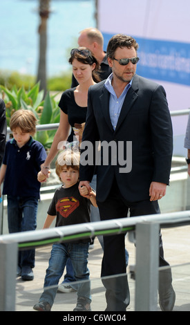 Russell Crowe e figlio Tennyson Crowe 2010 Festival Internazionale del Cinema di Cannes - Giorno 1 - "Robin Hood" photocall - Partenze Foto Stock