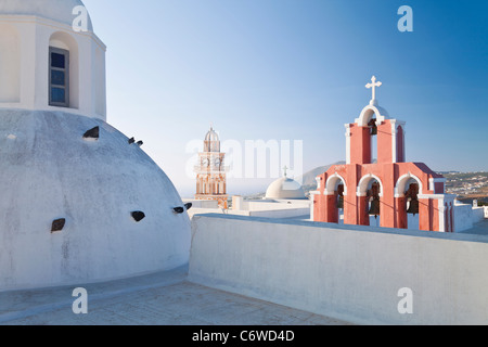 Chiesa cattolica torre campanaria del Sanctus Ioannes Baptista chiesa in Fira, Santorini (Thira), Isole Cicladi, Grecia Foto Stock