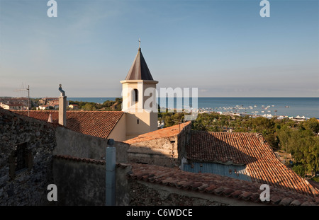 La vista sui tetti in tegole del centro storico di Scalea, Calabria, Italia, verso il mare Foto Stock