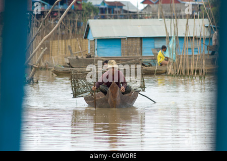 Barca da pesca con ceste di pesca in un affluente del lago Tonle Sap, a Kompong Klang villaggio nei pressi di Siem Reap, Cambogia Foto Stock