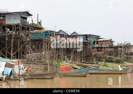 Palafitte di Kompong Klang village, su un affluente del lago Tonle Sap, vicino a Siem Reap, Cambogia Foto Stock