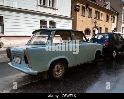 Una Trabant autovettura in una strada a Buda, Budapest, Ungheria Foto Stock
