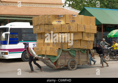 Lato carrello carico di caselle, a Poi Pet sul confine Thai-Cambodian, Cambogia Foto Stock