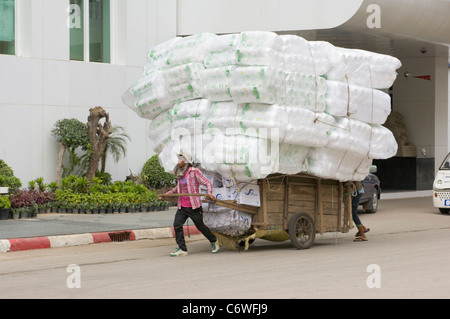 Lato carrello carico di imballaggi in plastica, a Poi Pet sul confine Thai-Cambodian, Cambogia Foto Stock