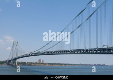 Ponte Verrazano-Narrows è raffigurato nella città di New York borough di Staten Island NY, domenica 31 luglio, 2011. Foto Stock