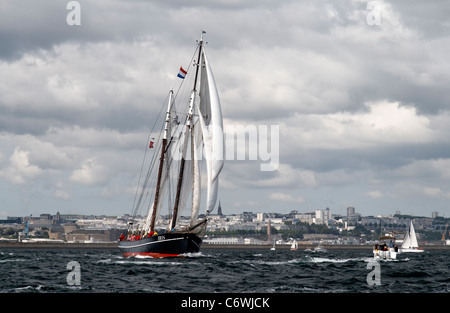 Iris : ketch (Rotterdam, Paesi Bassi), la barca a vela nella baia di Brest, festival MARITTIMO Brest 2008 (Finistère Bretagna, Francia). Foto Stock