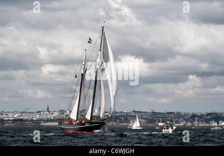 Iris : ketch (Rotterdam, Paesi Bassi), la barca a vela nella baia di Brest, festival MARITTIMO Brest (Finistère, Francia). Foto Stock