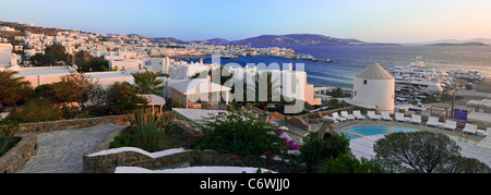 Vista in elevazione oltre il porto e la città vecchia, Mykonos (Hora), Isole Cicladi Grecia, Europa Foto Stock