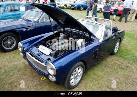 Classici sulla comune Harpenden 2011 blue MG Midget round passaruota Rover conversione di motore classico auto motor show convertibili Foto Stock