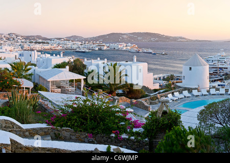 Vista in elevazione oltre il porto e la città vecchia, Mykonos (Hora), Isole Cicladi Grecia, Europa Foto Stock