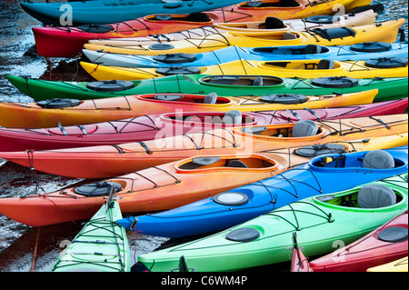 Fibra di vetro colorato kayak collegato a un dock come visto da sopra Foto Stock