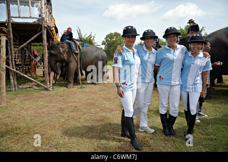 Sport. Membri della squadra di polo degli elefanti Soco Ladies che gareggia al torneo di Kings Cup 2011 del 10th. Hua Hin Thailand S.E. Asia Foto Stock