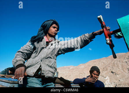 Beduina sterzo pescatore la sua barca. Il Sinai, Egitto, Mar Rosso Foto Stock