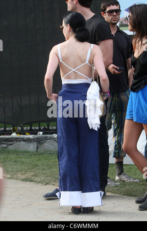 Dita Von Teese campana indossa pantaloni inferiore al 2010 Coachella Valley Music e Arts Festival - Giorno 2 Indio, California - Foto Stock