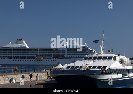 Nave da crociera Seven Seas Mariner e traghetto al porto di Amalfi Foto Stock