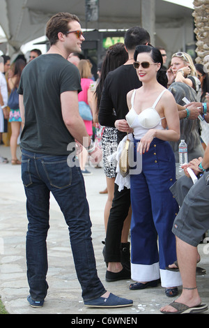 Dita Von Teese campana che indossa pantaloni di fondo e un giubbotto top con busto conica al 2010 Coachella Valley Musica e Arti Foto Stock