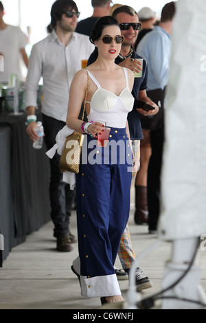 Dita Von Teese campana che indossa pantaloni di fondo e un giubbotto top con busto conica al 2010 Coachella Valley Musica e Arti Foto Stock