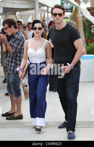 Dita Von Teese campana che indossa pantaloni di fondo e un giubbotto top con busto conica al 2010 Coachella Valley Musica e Arti Foto Stock