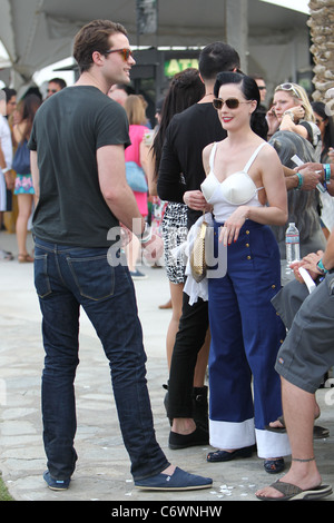 Dita Von Teese campana che indossa pantaloni di fondo e un giubbotto top con busto conica al 2010 Coachella Valley Musica e Arti Foto Stock