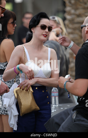 Dita Von Teese campana che indossa pantaloni di fondo e un giubbotto top con busto conica al 2010 Coachella Valley Musica e Arti Foto Stock