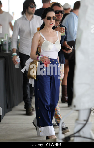 Dita Von Teese campana che indossa pantaloni di fondo e un giubbotto top con busto conica al 2010 Coachella Valley Musica e Arti Foto Stock