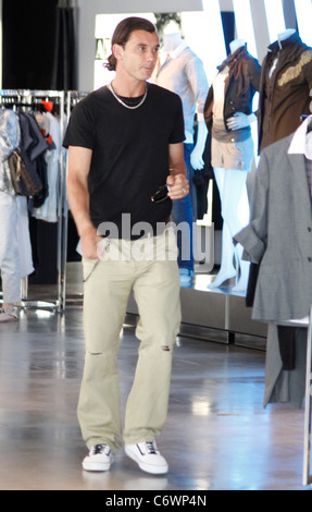 Gavin Rossdale shopping presso l'Armani Exchange su Robertson Boulevard Los Angeles, California - 06.05.10 KOKOPIX Foto Stock